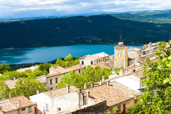 Aiguines e St Croix Lake sullo sfondo, Dipartimento del Var, Proven — Foto Stock