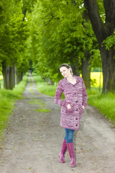 Vrouw dragen van rubber laarzen wandelen — Stockfoto