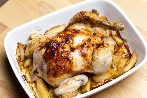 Kylling bakt med poteter – stockfoto