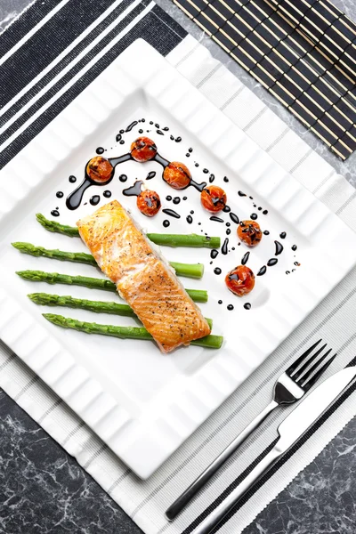 Gebackener Lachs mit grünem Spargel und Kirschtomaten — Stockfoto