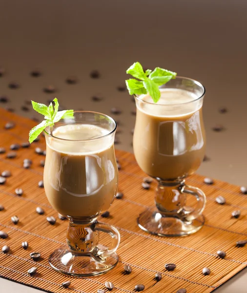 Tazas de café con granos de café — Foto de Stock