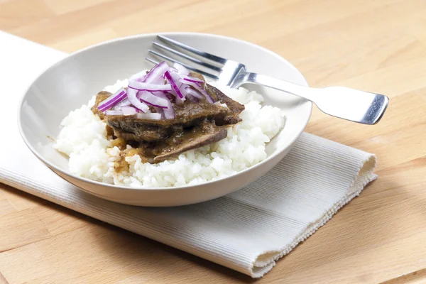 Bife de carne com cebola e arroz — Fotografia de Stock