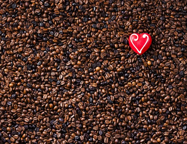 Vida imóvel de grãos de café e coração de maçapão — Fotografia de Stock