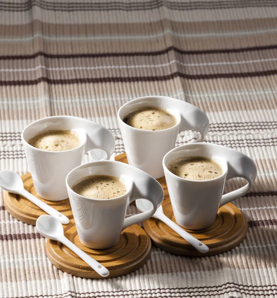 Kopjes koffie op placemats — Stockfoto