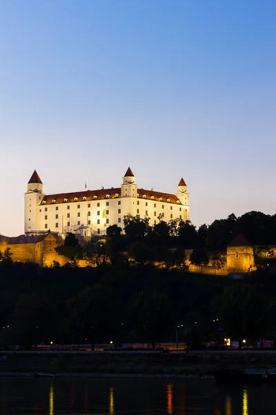 Kasteel van Bratislava's nachts, Slowakije — Stockfoto