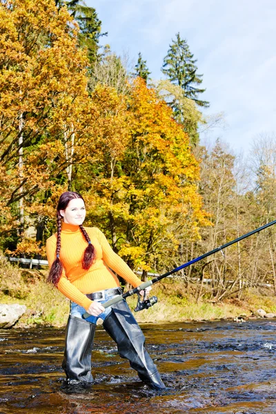 Vrouw vissen in de rivier de otava, Tsjechië — Stockfoto