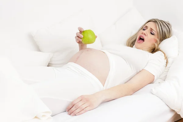 Έγκυος γυναίκα ξεκουράζεται στο κρεβάτι — Φωτογραφία Αρχείου
