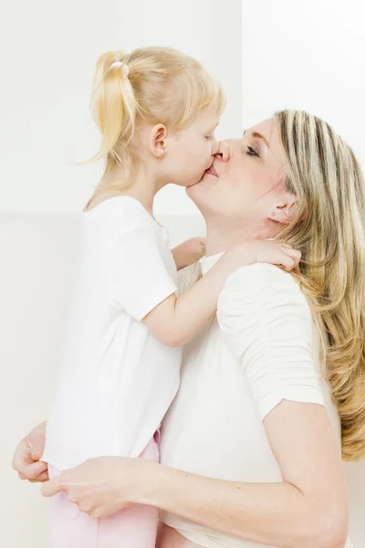 Porträtt av liten flicka med mamma gravid — Stockfoto