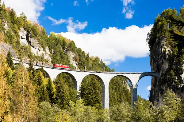 Pociąg na przejazdy kolejowe, landwasserviadukt, kantonie Gryzonia, — Zdjęcie stockowe