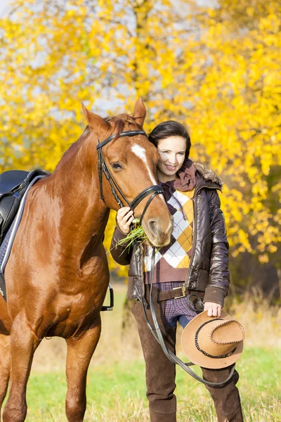 Paardensport met haar paard — Stockfoto