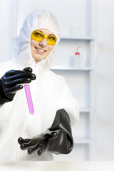 Giovane donna con cappotto protettivo in laboratorio — Foto Stock