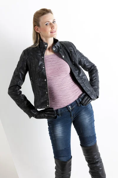 Donna con jeans e stivali neri — Foto Stock