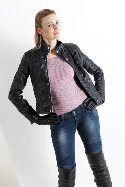 Frau trägt Jeans und schwarze Stiefel — Stockfoto