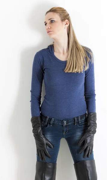 Femme debout portant un jean — Photo