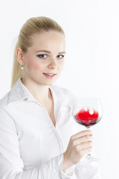 Portret młodej kobiety przy lampce czerwonego wina — Zdjęcie stockowe