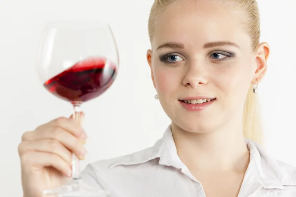 Retrato de mujer joven con una copa de vino tinto — Foto de Stock