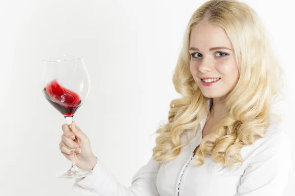 Retrato de jovem com um copo de vinho tinto — Fotografia de Stock