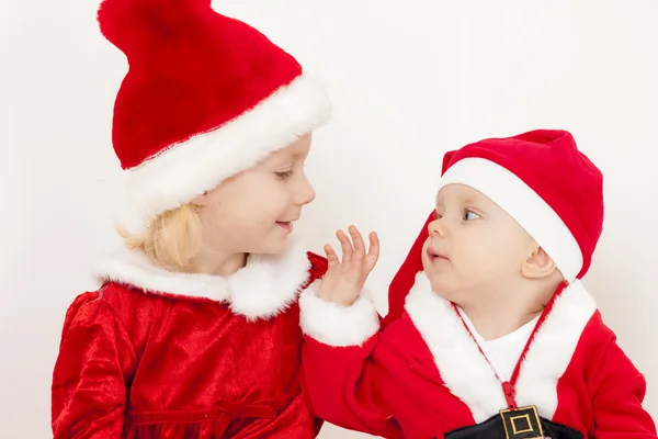 Zwei kleine Mädchen als Weihnachtsmänner — Stockfoto