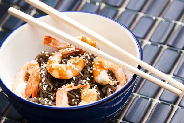 Japonské pohankové nudle s krevetami — Stock fotografie
