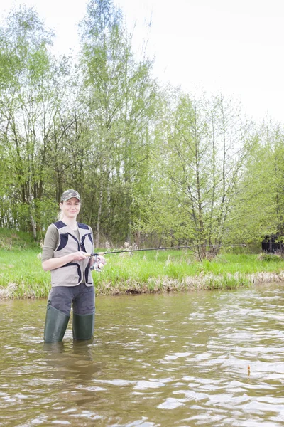 Femme pêche dans l'étang — Photo