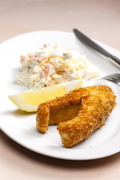 Gebakken karper met salade — Stockfoto