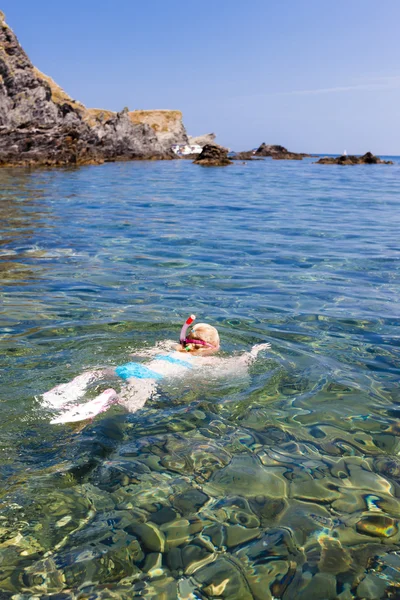 Klein meisje snorkelen — Stockfoto