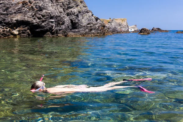 地中海の海でシュノーケ リング — ストック写真