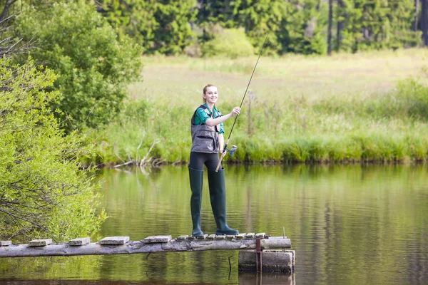 Jovem mulher pesca — Fotografia de Stock