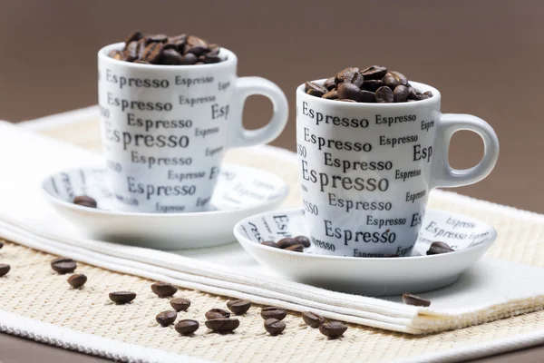 Cups met koffiebonen — Stockfoto