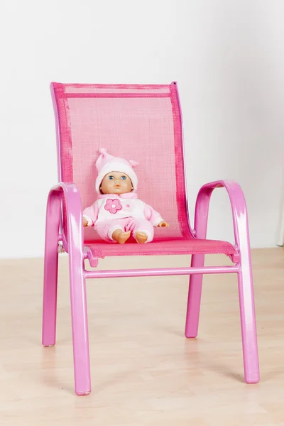 Кукла на стуле — стоковое фото