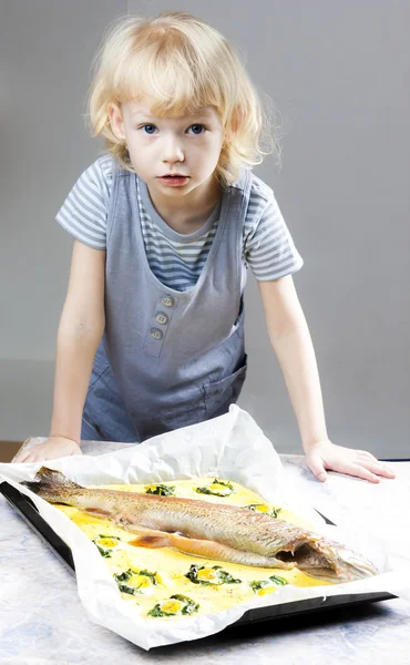 Meisje met gebakken forel zalm — Stockfoto