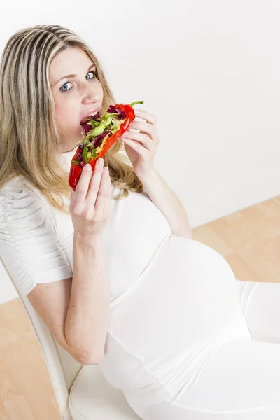 Mulher grávida comendo salada — Fotografia de Stock