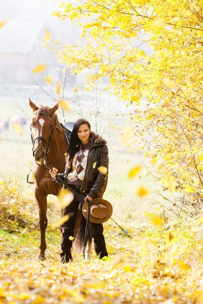 彼女の馬と乗馬 — ストック写真