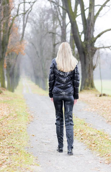 Kvinna som bär svarta kläder — Stockfoto