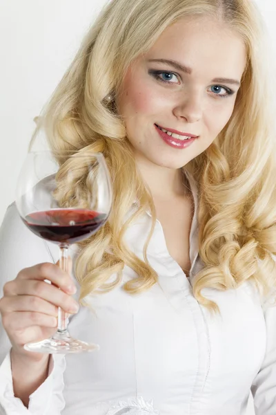 Kvinna med ett glas vin — Stockfoto