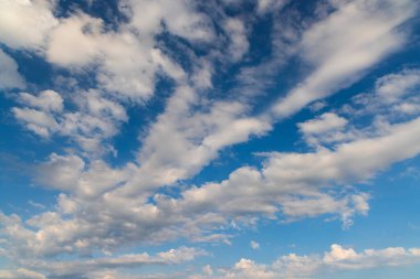 Arka planda bulutlar olan mavi gökyüzü
