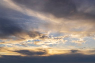 Gün batımından önce bulutlu güzel gökyüzü