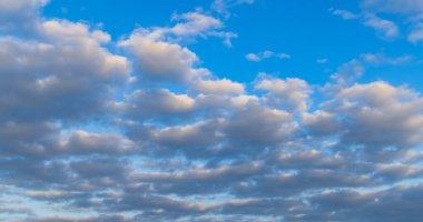 Arka planda bulutlar olan mavi gökyüzü