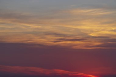 Gün batımından önce bulutlu güzel gökyüzü
