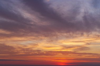 Gün batımından önce bulutlu güzel gökyüzü