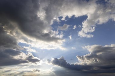 Arka planda bulutlar olan mavi gökyüzü