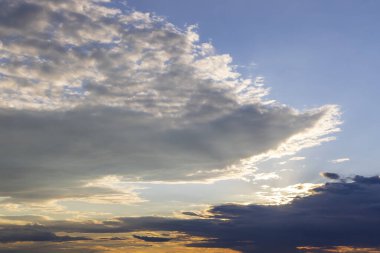 Arka planda bulutlar olan mavi gökyüzü