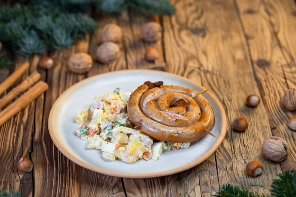 Czech Republic 伝統的なクリスマス料理白いソーセージとポテトサラダ — ストック写真