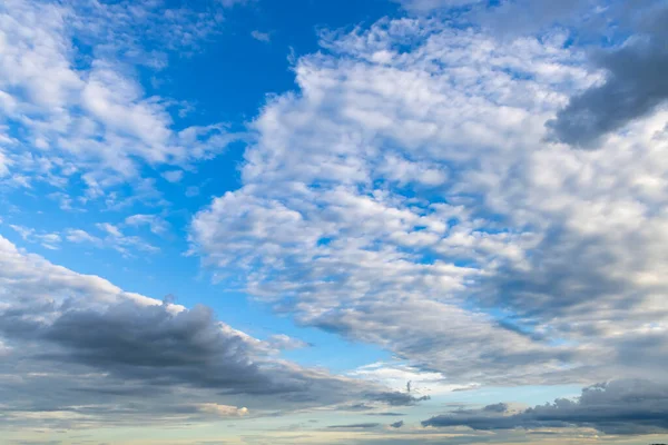 Céu Azul Com Nuvens Como Fundo — Fotografia de Stock