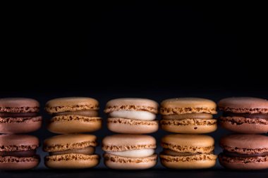 Çikolata, kahve, vanilya, limon ve çilekli badem kurabiyesi.