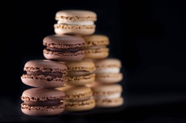 Çikolata, kahve, vanilya, limon ve çilekli badem kurabiyesi.