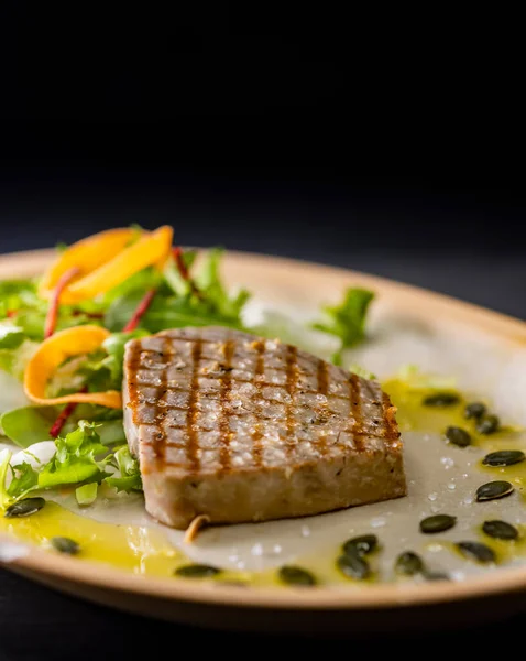 サラダとカボチャの種と油とマグロのステーキ — ストック写真