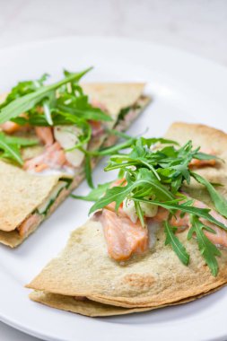 Somon ve roka soslu quesadilla.