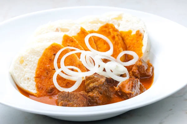 Oxgulasch Med Dumplings Och Ringar Vit Lök — Stockfoto