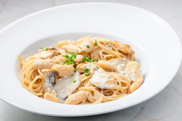 意大利面 奶油蘑菇酱 鸡肉和豆类 — 图库照片
